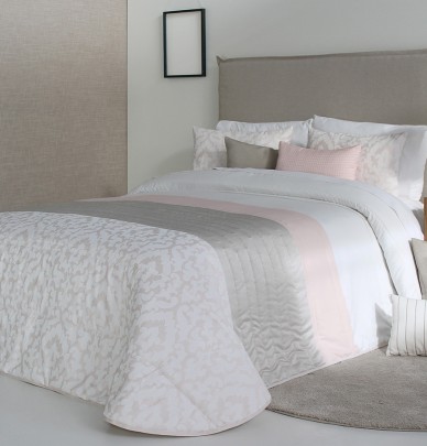 Couvre lit matelassé jacquard et ses housses coussins Kylie nude Reig Marti