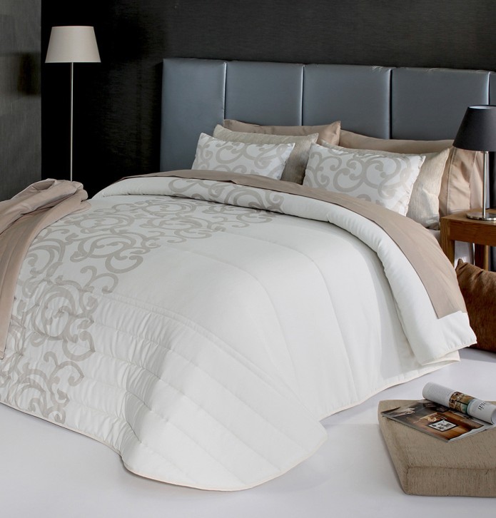 Couvre lit matelassé jacquard et ses housses coussins Amiens beige Reig Marti Couvre lit matelassé jacquard et ses housses coussins Amiens beige Reig Marti