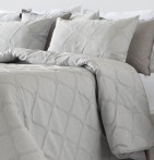 Couvre-lit matelassé et ses housses coussins Idalia gris Antilo - Blancollection