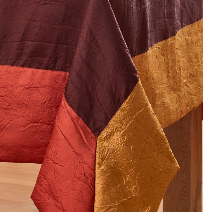 Nappe taffetas froissé Ambiance bordeaux José Houel - Blancollection