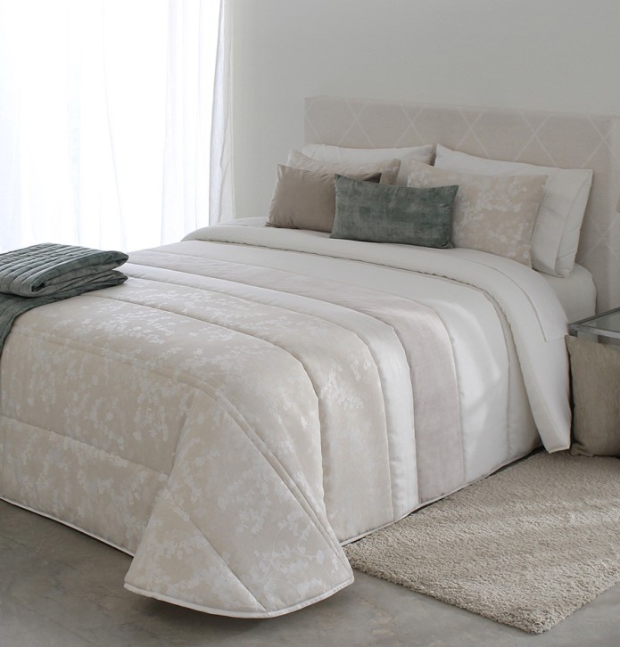 Couvre lit matelassé et ses housses coussins Perich lin Reig Marti Couvre lit matelassé et ses housses coussins Perich lin Reig Marti