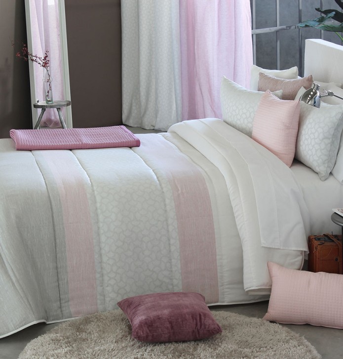 Couvre lit matelassé et ses housses coussins Puig rose Reig Marti Couvre lit matelassé et ses housses coussins Puig rose Reig Marti