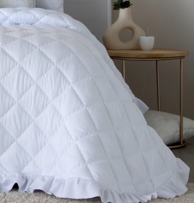 Couvre lit matelassé et ses housses coussins Venus blanc Antilo