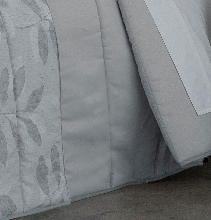 Couvre-lit matelassé et ses housses coussins Lerici gris Antilo - Blancollection