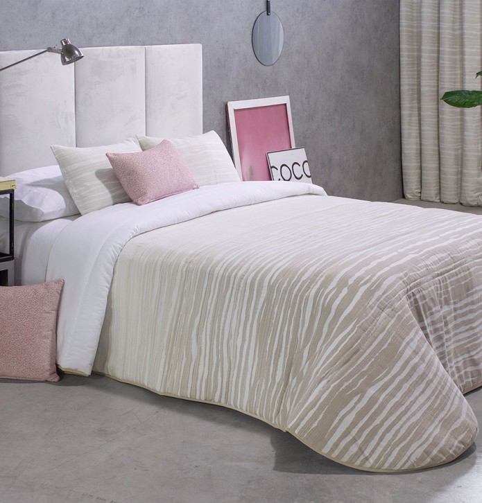 Couvre lit matelassé et ses housses coussins Eger lin Reig Marti Couvre lit matelassé et ses housses coussins Eger lin Reig Marti
