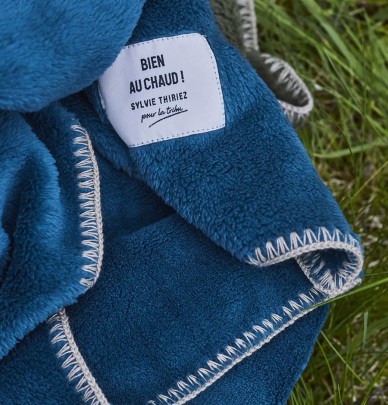 Plaid polaire Bien au chaud bleu pétrole Sylvie Thiriez