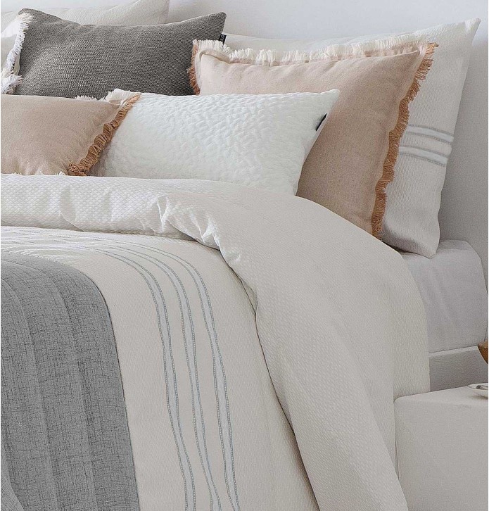 Couvre-lit matelassé et ses housses coussins Zia gris Antilo - Blancollection