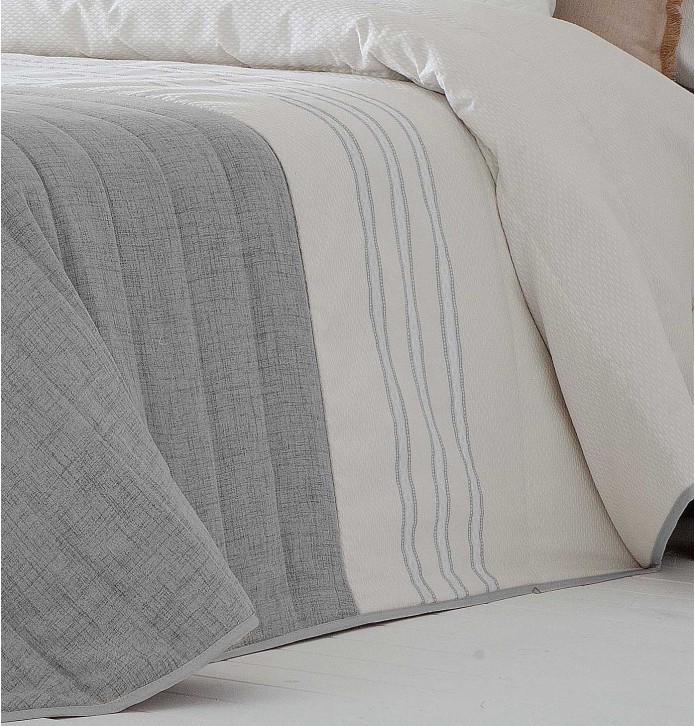 Couvre-lit matelassé et ses housses coussins Zia gris Antilo - Blancollection