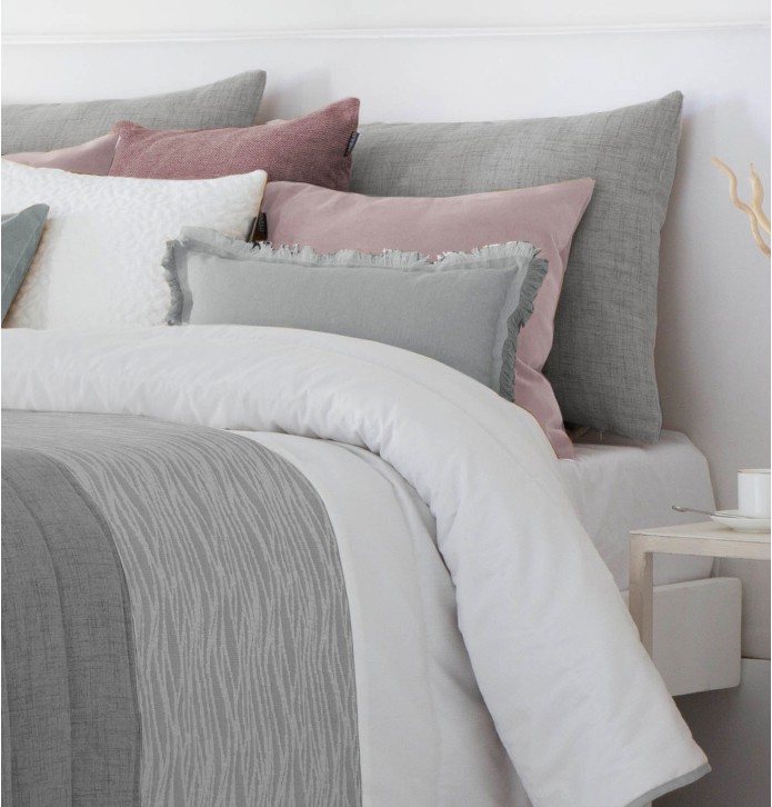 Couvre-lit matelassé et ses housses coussins Devi gris Antilo - Blancollection
