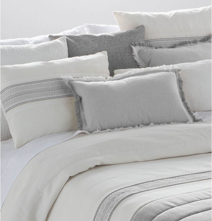 Couvre-lit matelassé et ses housses coussins Alboraïa gris Antilo - Blancollection