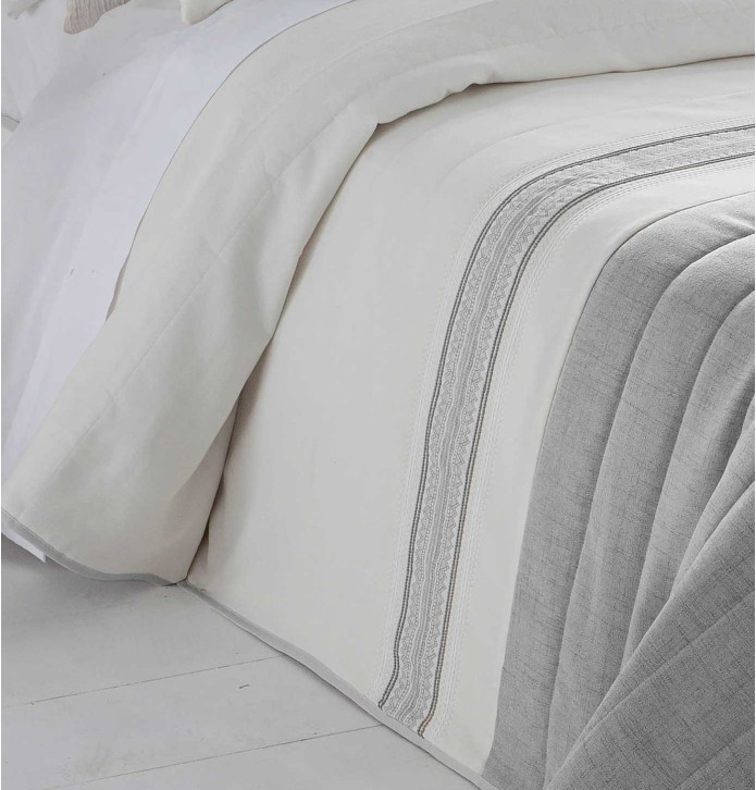Couvre-lit matelassé et ses housses coussins Alboraïa gris Antilo - Blancollection