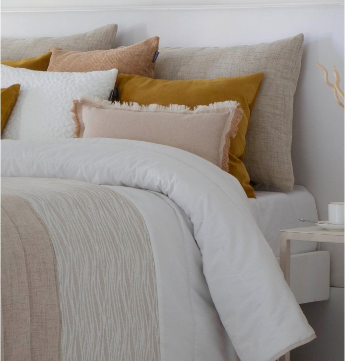 Couvre-lit matelassé et ses housses coussins Devi lin Antilo - Blancollection