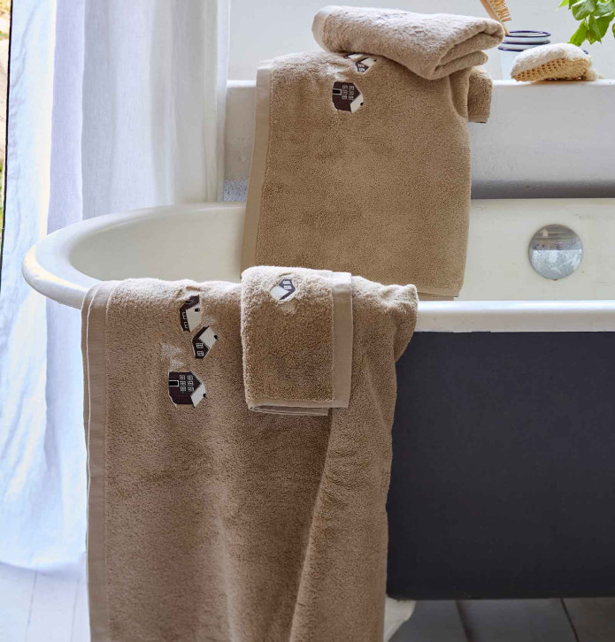 Drap de douche Au Coeur de la Vallée taupe Sylvie Thiriez - Blancollection