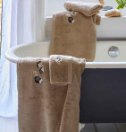 Drap de douche Au Coeur de la Vallée taupe Sylvie Thiriez - Blancollection