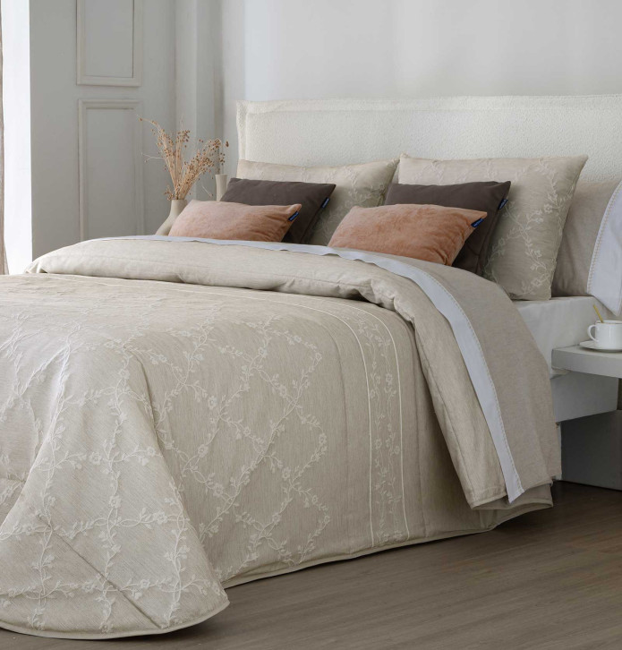 Couvre-lit matelassé et ses housses coussins Candy beige Antilo - Blancollection