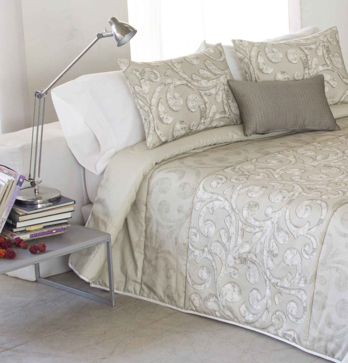 Couvre lit matelassé imprimé Ardal beige Reig Marti - Blancollection